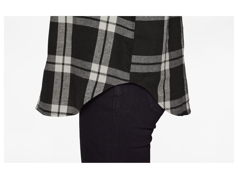 Onderkant van een zwart-wit geruit overhemd met donkerblauwe jeans