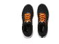 Een paar zwarte sportschoenen met oranje veters, van bovenaf gezien.