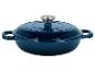 Donkerblauwe gietijzeren braadpan met deksel en zilverkleurige knop