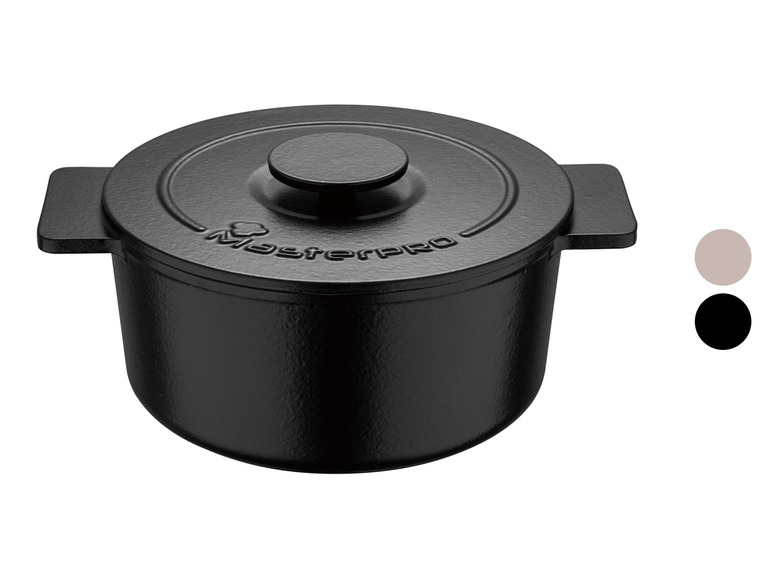 Een zwarte gietijzeren kookpot met deksel van MasterPro.