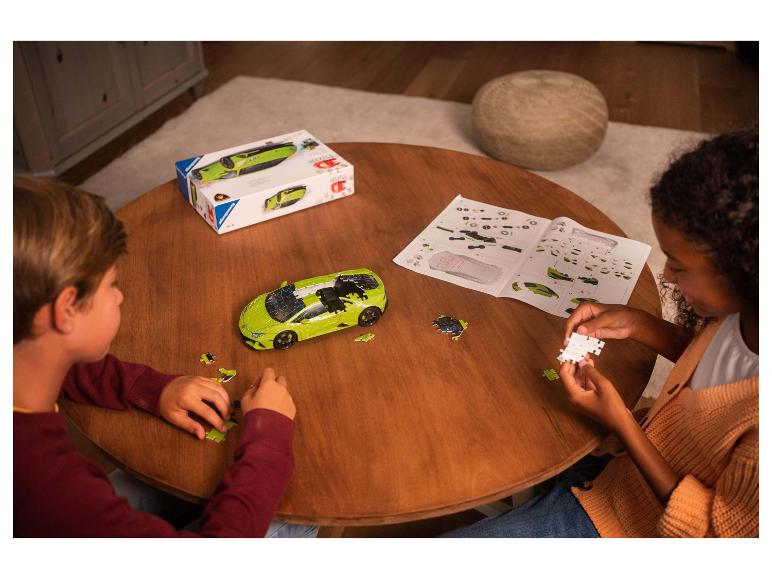 Twee kinderen bouwen een Ravensburger 3D-puzzel van een groene Lamborghini.
