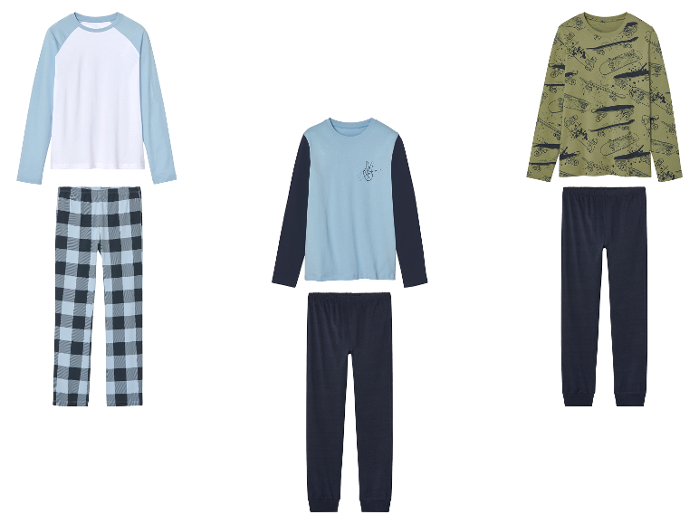Drie kinderpyjamasets: geruit, effen en met skateboardprint.