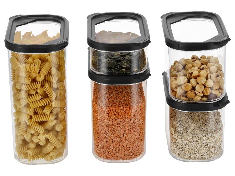 Stapelbare opbergbakken met pasta, linzen, pompoenpitten, hazelnoten en haver.