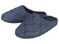 Twee paar blauwe pantoffels met een geometrisch patroon.