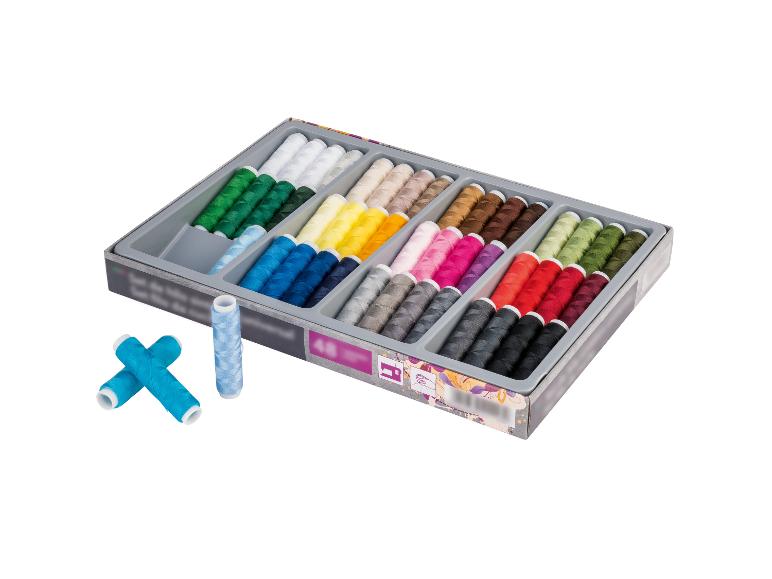 Een naaigarenset met 48 klosjes in diverse kleuren, waaronder blauw, groen, rood en neutrale tinten.