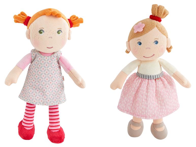 Twee pluchen poppen, één met rood haar en een jurk met patroon, de andere met blond haar en een roze rok.