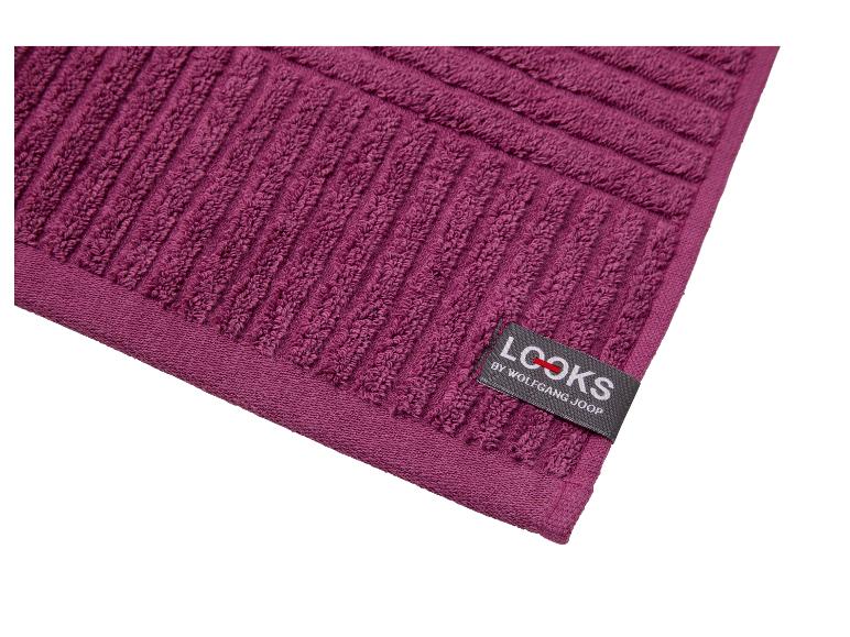 Paarse handdoek met reliëf streepmotief en label