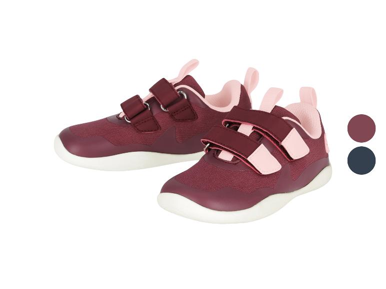 Bordeauxrode en roze kindersneakers met klittenbandsluiting.