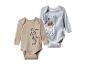 Twee babyrompertjes: één beige met Teigetje en één gestreept met Winnie de Poeh.