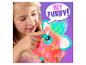 Meisje speelt met een kleurrijke Furby, met tekstballon „HEY FURBY!”