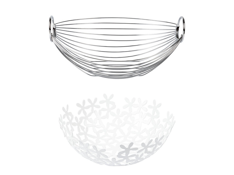 Twee fruitmanden: een zilveren draadmand en een witte met bloemenpatroon.