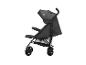 Donkergrijze kinderwagen met zonnekap en mandje, van opzij gezien.