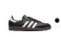 Zwarte sportschoenen met witte details en rubberen zool.