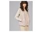 Vrouw in beige fleecevest, shirt met lange mouwen en beige broek.