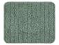 Een badmat met ribbels in een zachte, groene kleur.