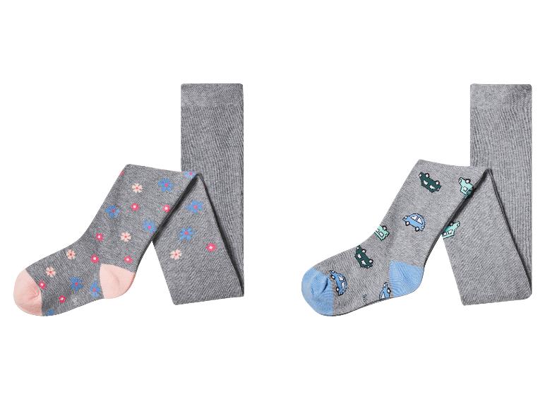 Twee grijze kinderpanty's, één met bloemenpatroon, de andere met automotieven.