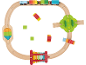 Houten treinset met rails, kleurrijke locomotief en speelgoedaccessoires.