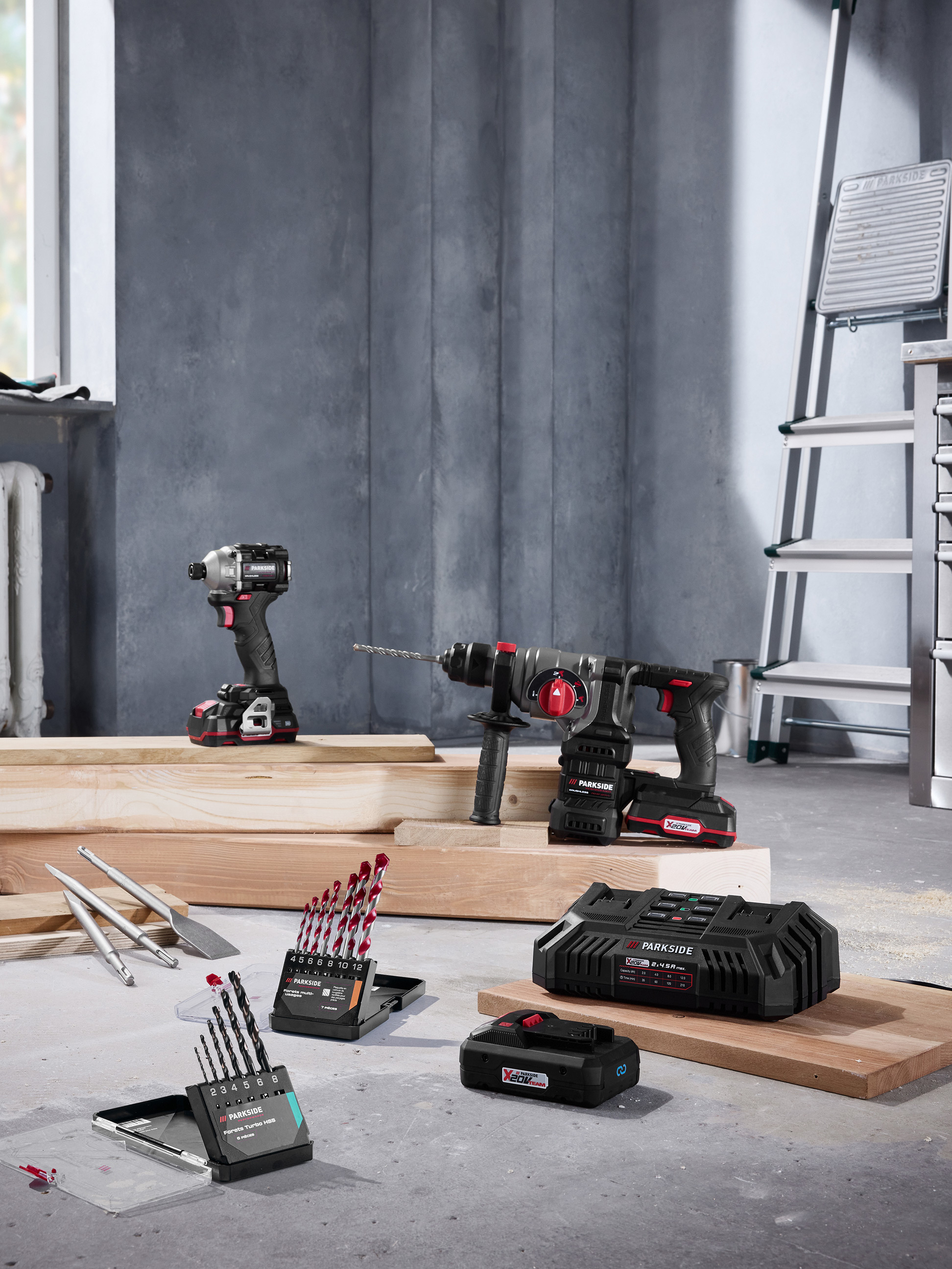 Parkside elektrisch gereedschap met boormachines, boren en oplader in een bouwomgeving.