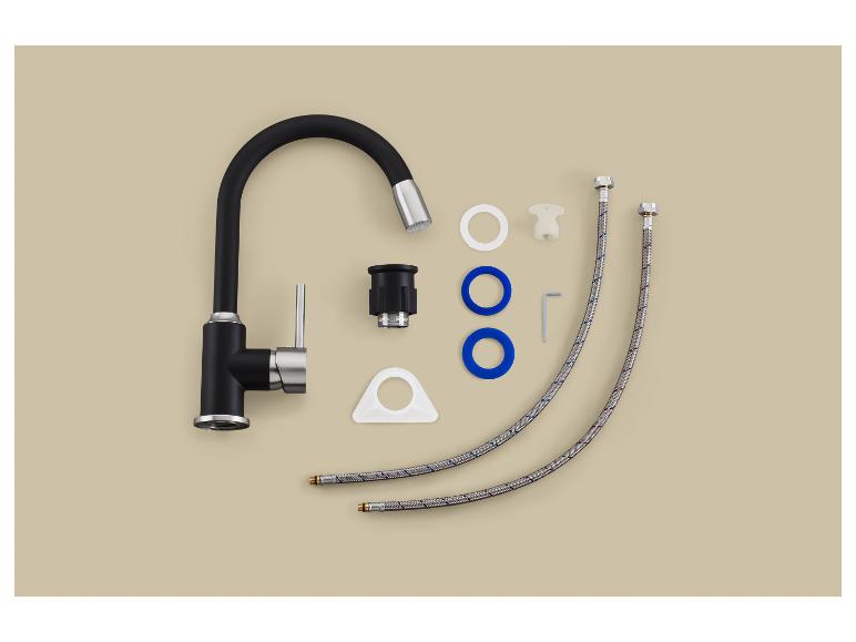 Zwarte keukenkraan en installatieonderdelen op een beige achtergrond.