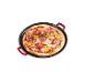 Pizza met salami, paprika en rode ui in een ronde bakvorm.