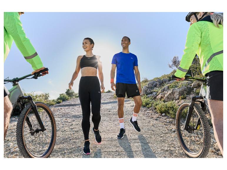 Sportkleding en fietsen op een bergpad.