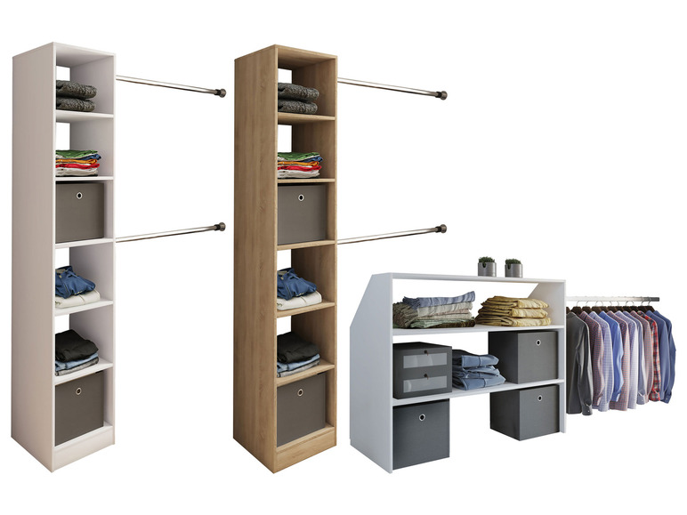 Een witte en een houten kledingkast met legplanken en een kledingroede