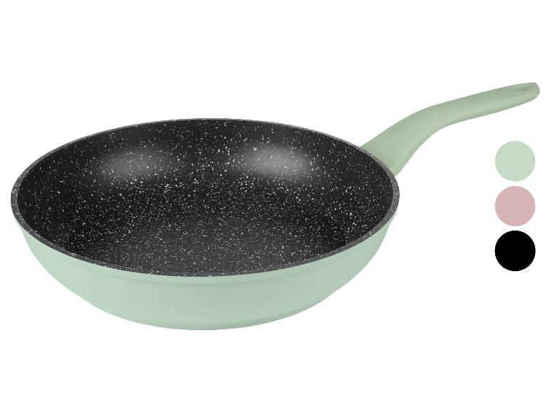 Groene koekenpan met gespikkeld antiaanbaklaag, met kleurstalen.
