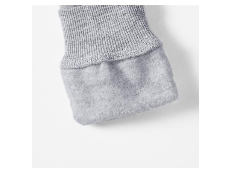 Close-up van de grijze binnenkant van een hoodie.