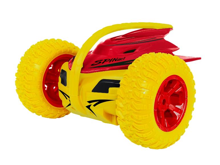 Een gele en rode Spinact stuntauto met grote wielen.
