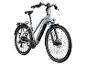 Grijze elektrische fiets met bagagedrager, spatborden en voorlicht.