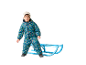 Kind in een bedrukt skipak en muts, staand naast een blauwe slee.
