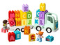Lego Duplo speelgoed met een vrachtwagen en blokken met letters.