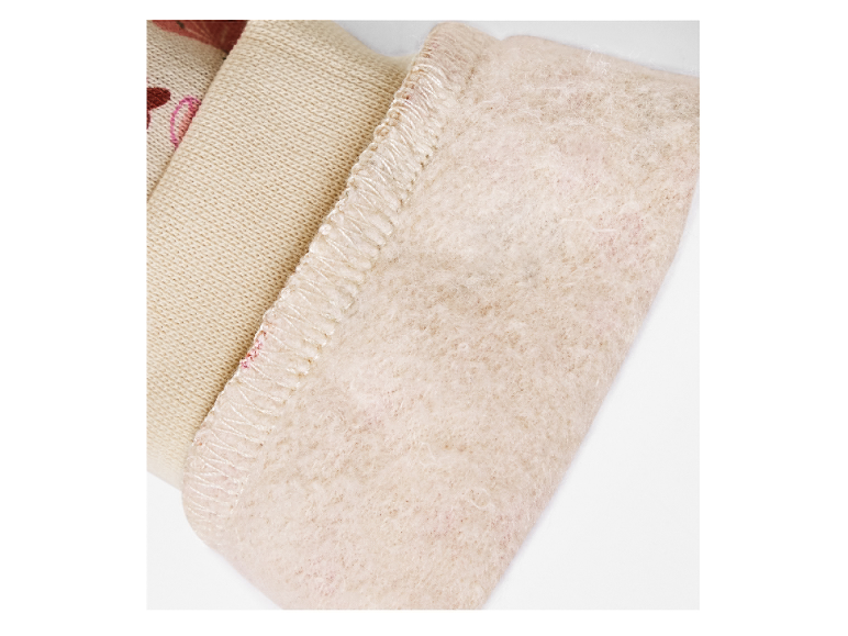 Close-up van een beige gebreide boord met zachte fleece voering.