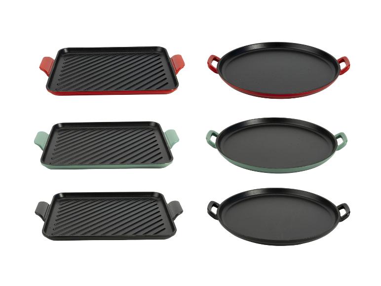 Drie rechthoekige grillpannen en drie ronde pannen in rood, groen en zwart.