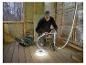 Man installeert LIVARNO® Leuchtschlauch »The Renovator« in een kamer in aanbouw.