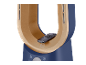 Close-up van een blauwe en gouden bladloze ventilator met afstandsbediening.