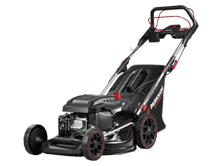 Zwarte benzine grasmaaier met rode accenten en opvangzak.