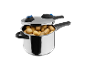 Snelkookpan gevuld met aardappelen, met het deksel gedeeltelijk open.