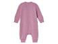 Een roze babypakje met lange mouwen.