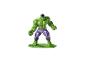 Groene superheldenfiguur met paarse broek op een witte achtergrond.