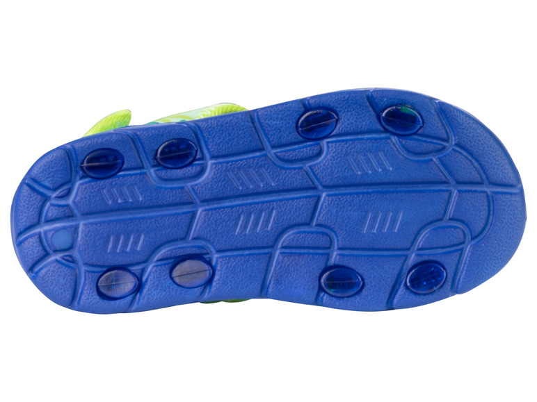 Blauwe zool van een kindersandaal met een patroon.