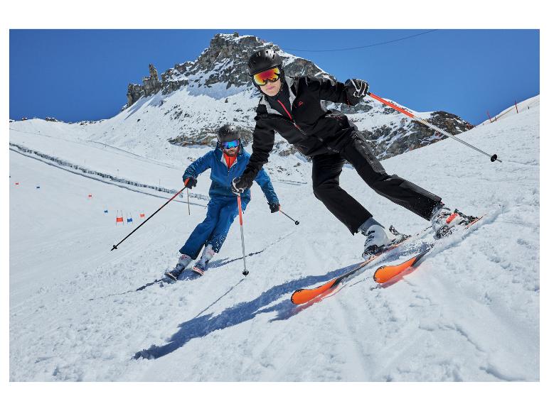 Twee skiërs in zwarte en blauwe skikleding op een besneeuwde berghelling.