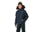 Lachend kind in een zwart gewatteerd ski-jack, skibroek en muts met skibril.