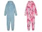 Twee zachte fleece onesies, één in effen blauw en één met roze tie-dye print.