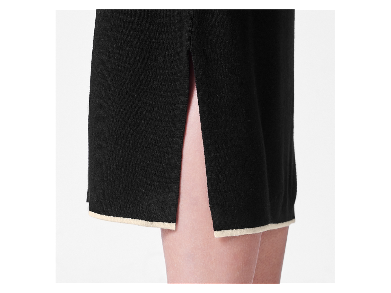 Zwarte gebreide jurk met split.