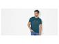 Man in een teal T-shirt met een 'SUNSHINE make your own' opdruk en een blauwe spijkerbroek
