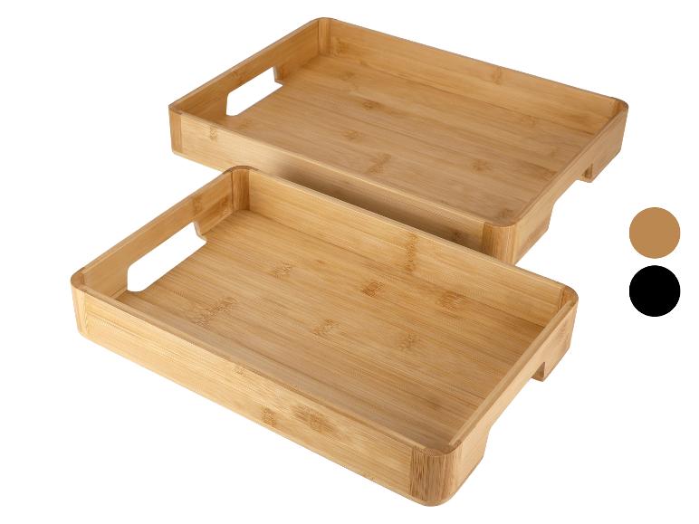 Twee bamboe dienbladen in verschillende maten met uitgesneden handvatten.