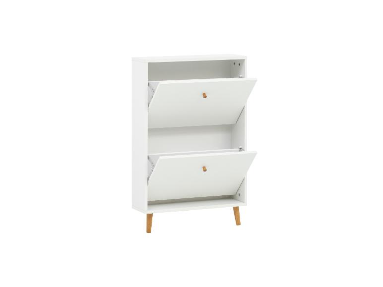 Witte schoenenkast met twee kantelbare vakken en houten handgrepen, met houten poten.