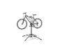Zwarte fietsreparatiestandaard met een grijze mountainbike in reparatie