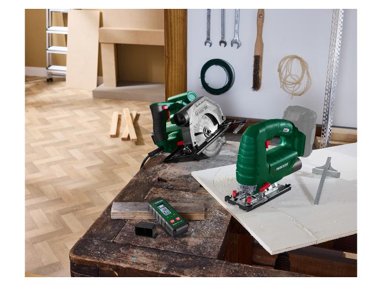 Een Parkside cirkelzaag en decoupeerzaag op een werkbank, met een vochtmeter.